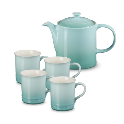 Th&eacute;i&egrave;re et ensemble de quatre tasses classiques